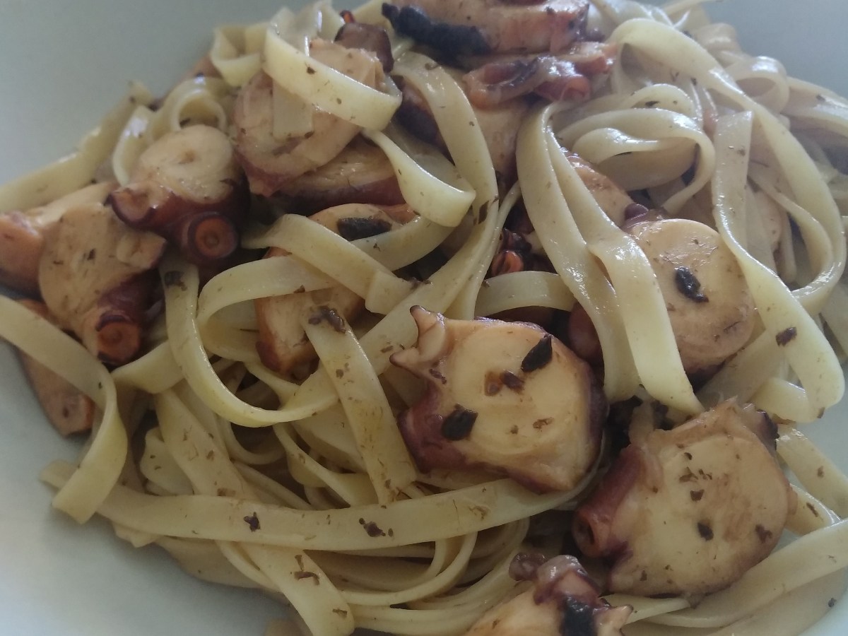 Tallarines con pulpo y ajo&nbsp;negro