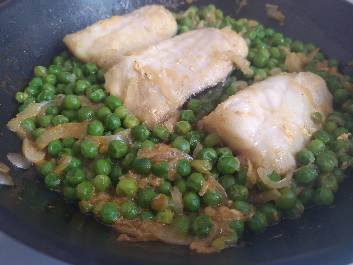 Merluza con guisantes